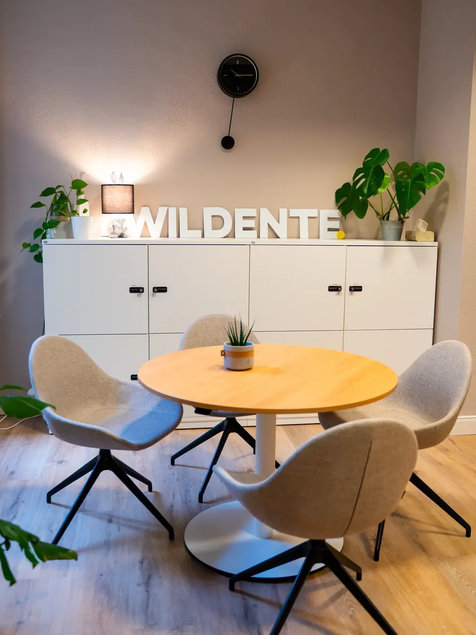 Heller Besprechungsbereich im Wildente-Büro mit rundem Tisch und Schriftzug